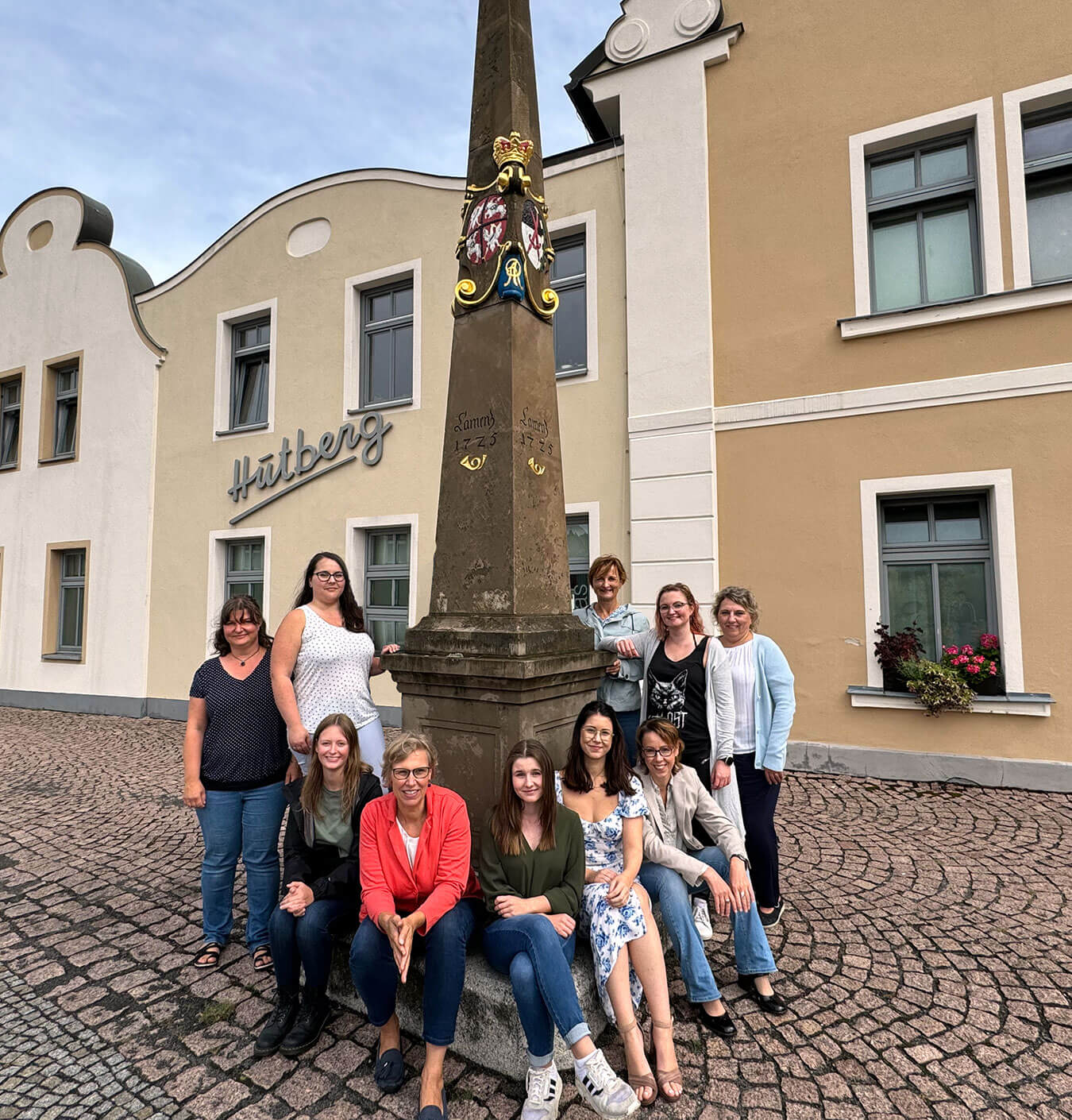 Mitarbeiter der Kanzlei bei der Pestsäule von Kamenz.